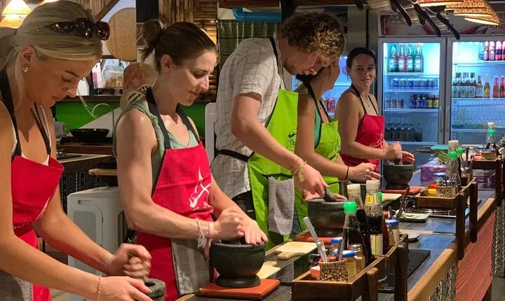Chiang Mai: Traditional Thai-Akha Cooking Class& Market Tour