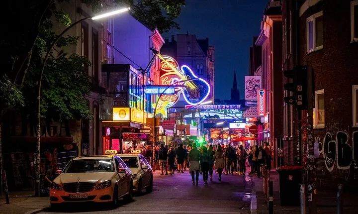 Hamburg St. Pauli (18+) Private Walking Tour with a Professional Guide