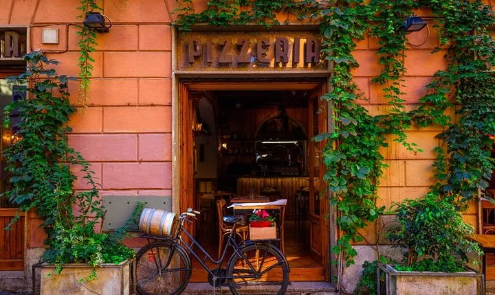Rome: Trastevere Aperitivo and Art Small Group Tour