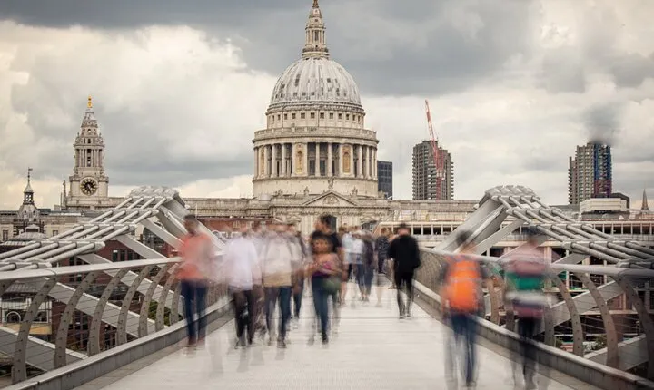 London through the lens: Iconic photo spots, hidden gems & food.