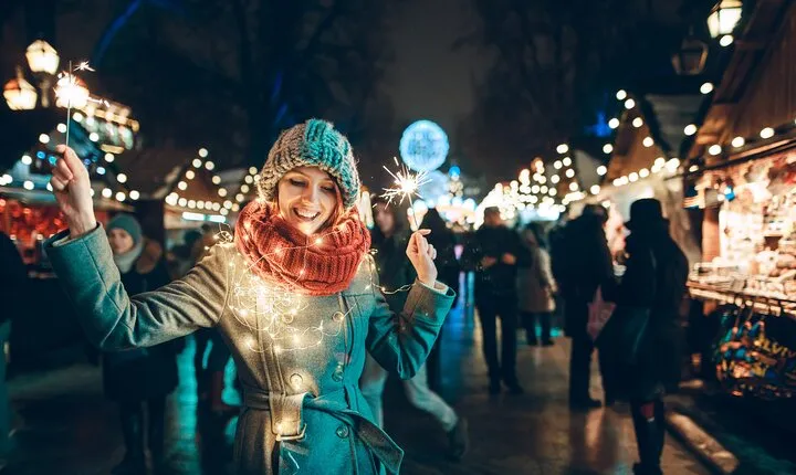 Amsterdam Light Festival Winter Walk with Stroopwafel Workshop