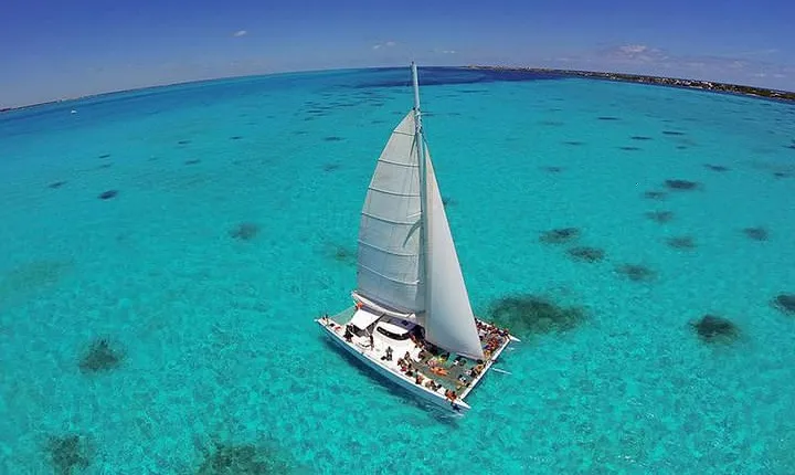 Full-Day Boat Tour to Isla Mujeres from Cancun with Lunch