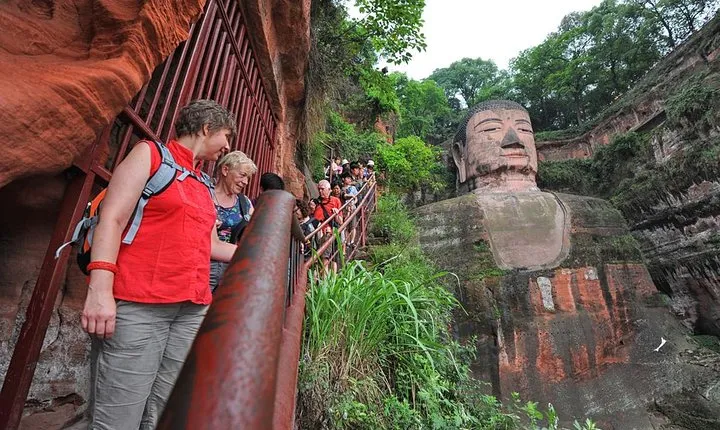 Private Leshan Giant Buddha and Local Food Tasting Trip