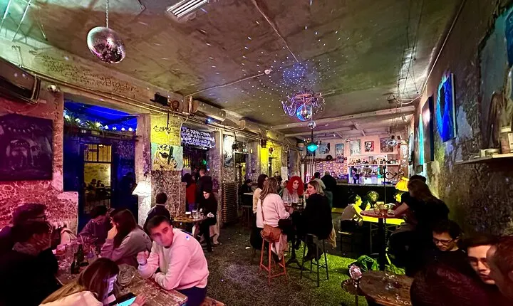 Budapest Underground Ruin Bar Tour with Drinks & Street Food