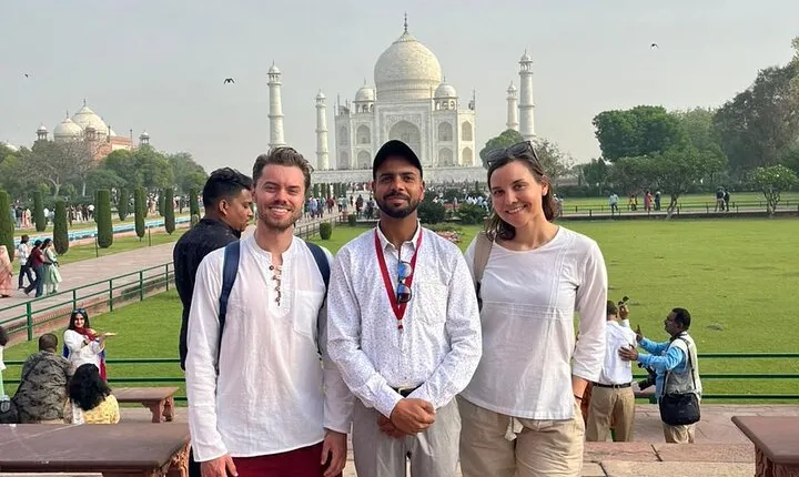 Agra Overnight Tour With Taj Mahal and Fatehpur Sikri