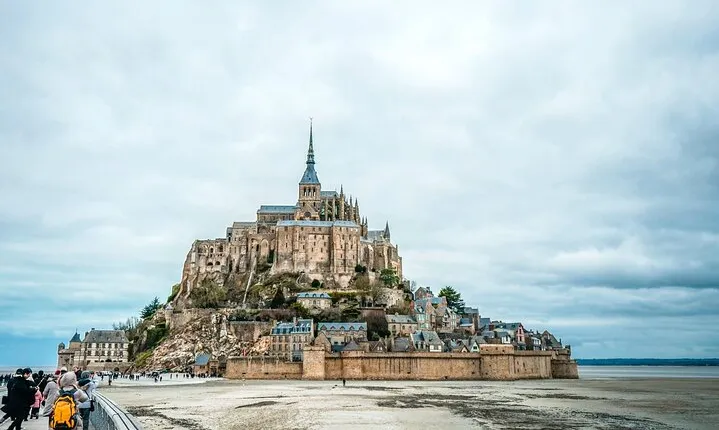 CDG Transfers with Mont Saint Michel VIP Tour & Louvre Photoshoot