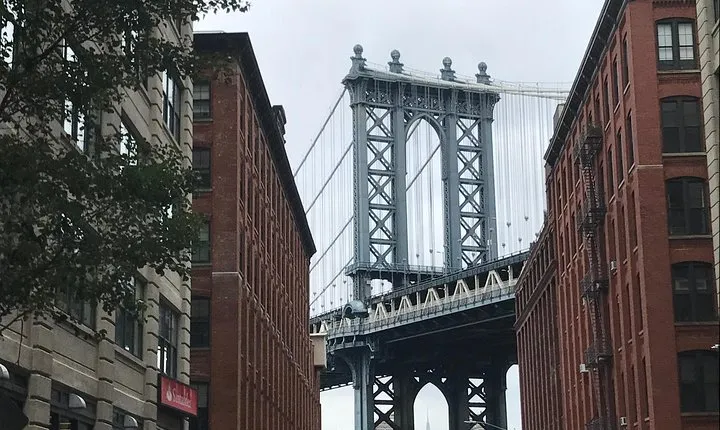 New York contrasts: Manhattan, The Bronx, Queens & Brooklyn