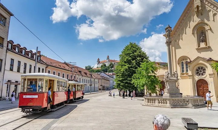 Bratislava City Walking Tour with Castle Ticket
