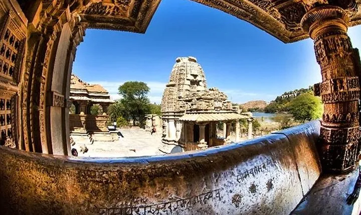 Half-Day Private Tour Saas-Bahu Temple and Eklingji Sightseeing