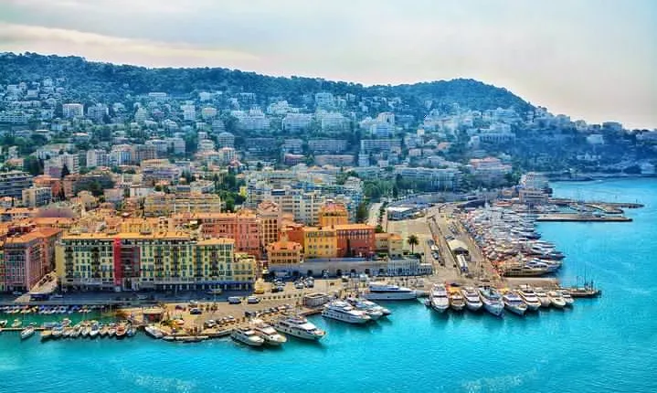 Discover the beauty of old district of Nice walking tour