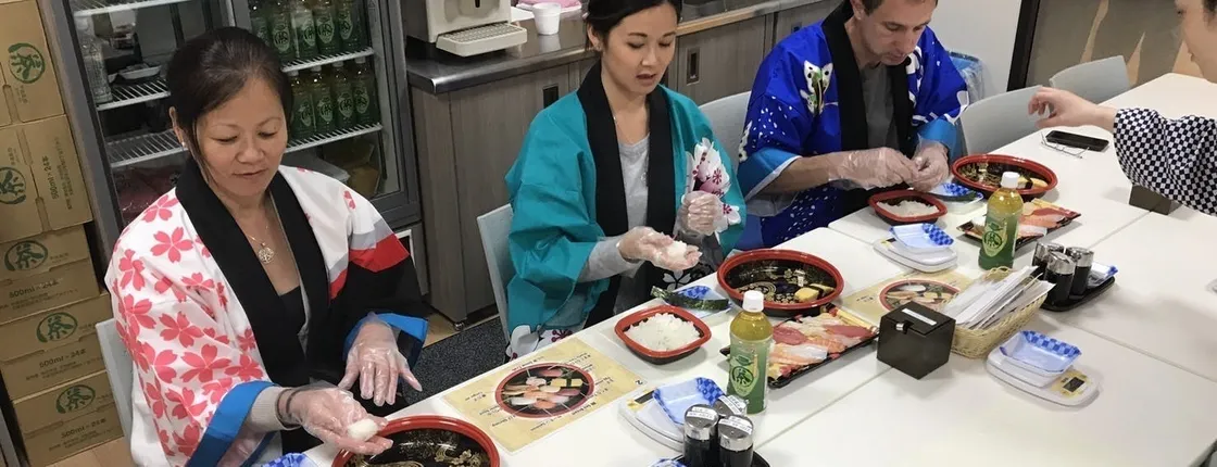 Sushi Making Experience in Dotonbori with 8 Pieces of Sushi
