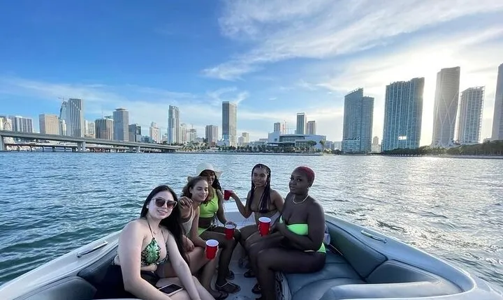 26 Ft Boat, Miami Bay Tour for 2 or 4 hours. 10 people