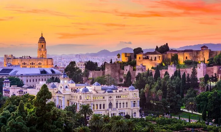 Malaga Scavenger Hunt and Highlights Self-Guided Tour