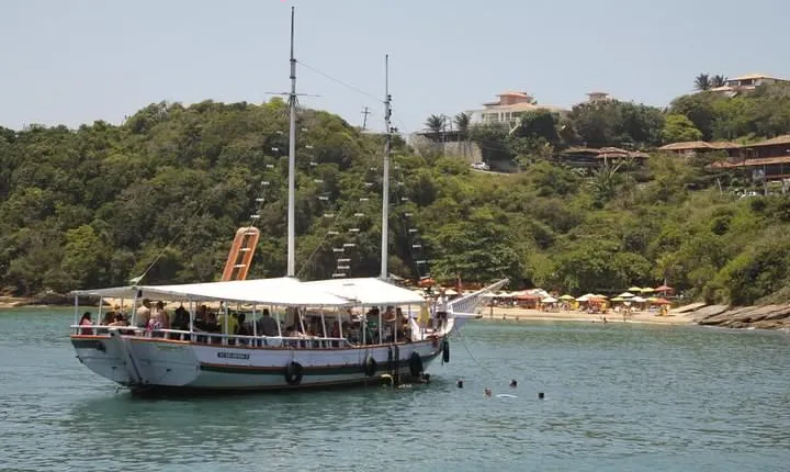Búzios Full day: Boat and Trolley Tour with Lunch from Cabo Frio