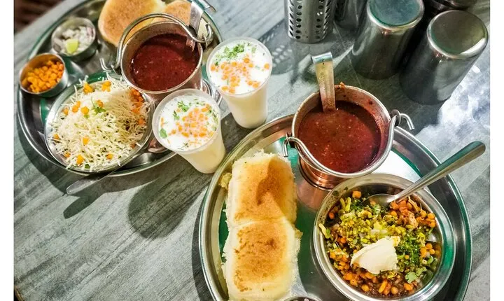 Mumbai Street Food Crawl (2 Hours Guided Food Tasting Tour)