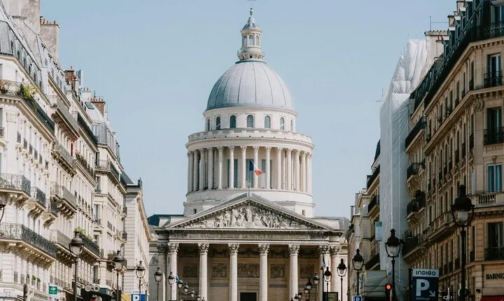 Paris Latin quarter: Private walking tour with a local guide