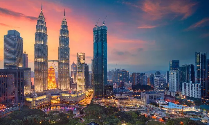 Kuala Lumpur Tour: Petronas Twin Towers Observe Deck & Batu Caves