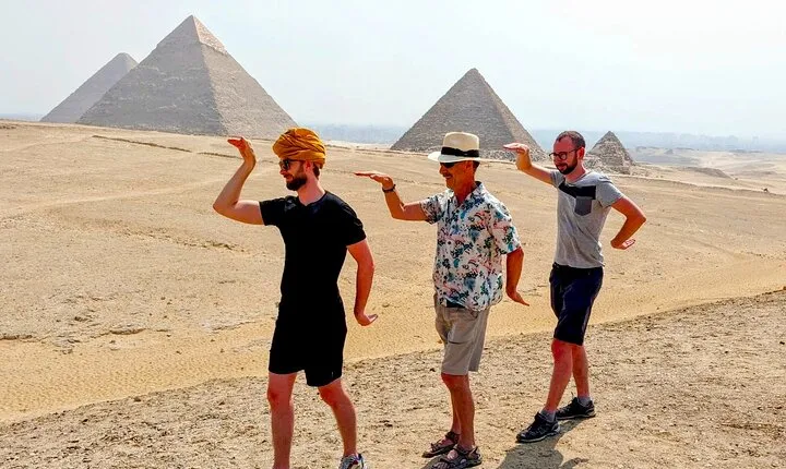 Private Tour: Giza Pyramids & Cairo Museum & Bazaar(All included)