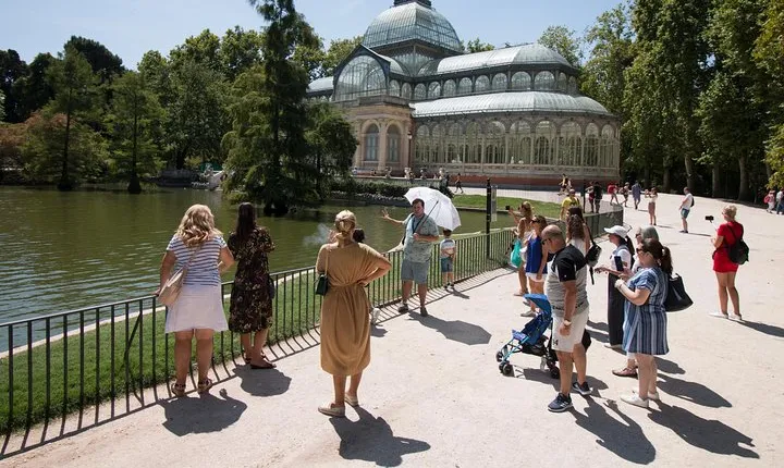El Retiro Park Guided Tour and tapas tasting