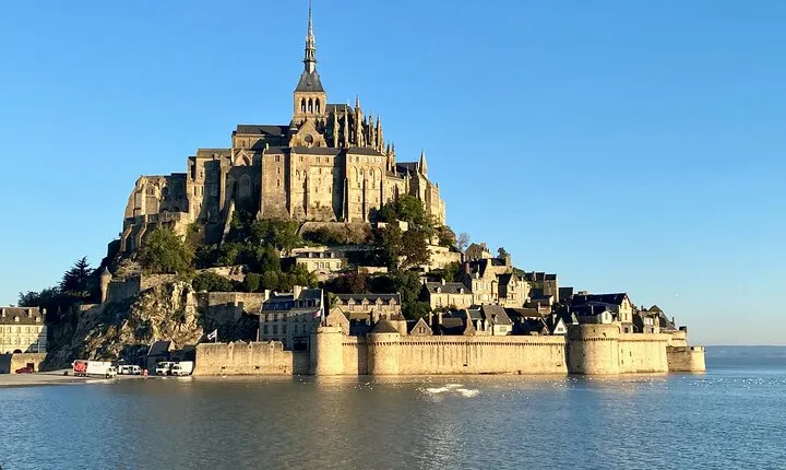 Private Mont Saint-Michel, Honfleur Trip from Paris by Mercedes