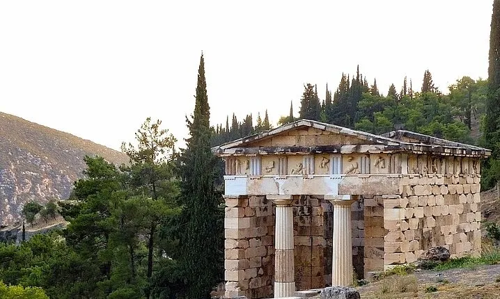 Delphi Arachova & Monast. Hosios Loukas from Athens Private Tour