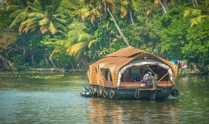 Private Overnight Alleppey Houseboat Cruise from Kochi
