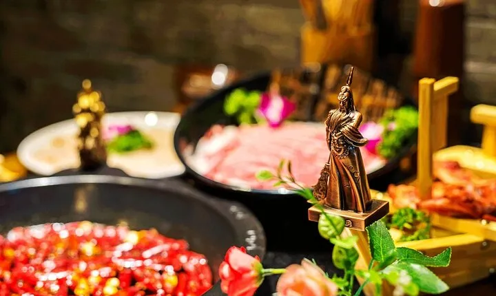 Hot Pot Dinning Experience with Amazing Shanghai Night Lights