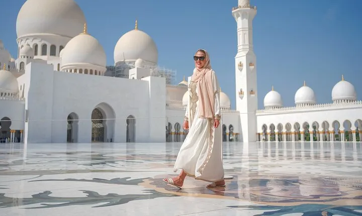 From Abu Dhabi: Sheikh Zayed Mosque, Royal Palace & Etihad Tower