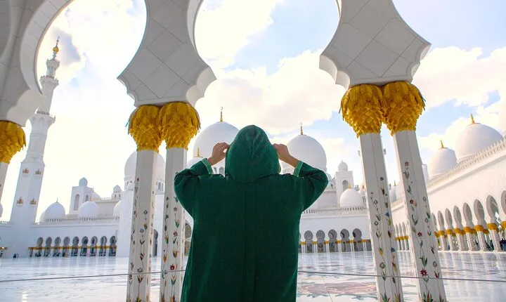 Abu Dhabi City Tour: Grand Mosque, Palace, Souk, Louvre & Ferrari