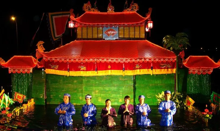 Water Puppet Show and Dinner On Indochina Queen/ Junk