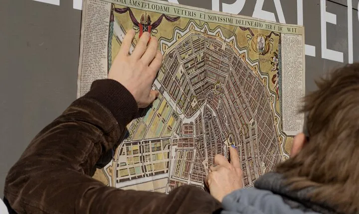 Amsterdam Walking Tour: Urban Legends & History with local guide