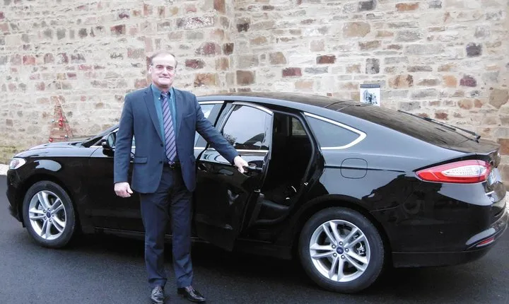 Chauffered driven car for one or several days (Rent minimum of 8 hours with a maximum of 25 kms per hour)
Предоставление автомобиля с водителем