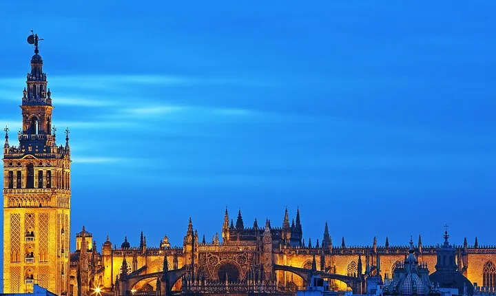 Sevilla: Guided tour to the Alcazar + Cathedral and Giralda