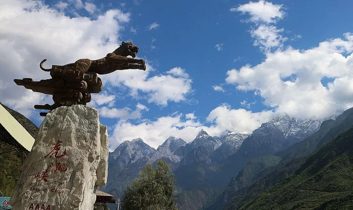 Marvelous Gorge Sightseeing and Photo-Taking From Lijiang