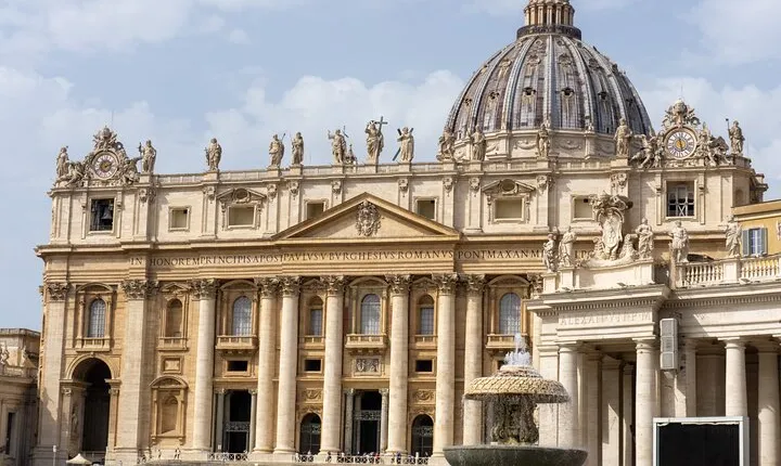 Saint Peter's Basilica and Papal Tombs Tour with Reserved Access