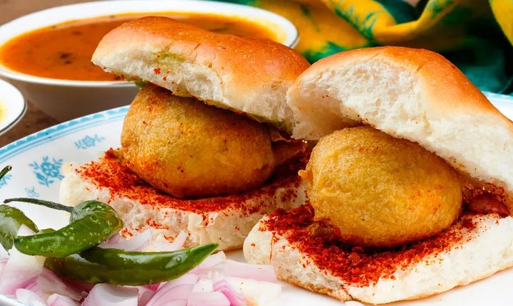 Mumbai Local with Street Food Tour in Private Vehicle