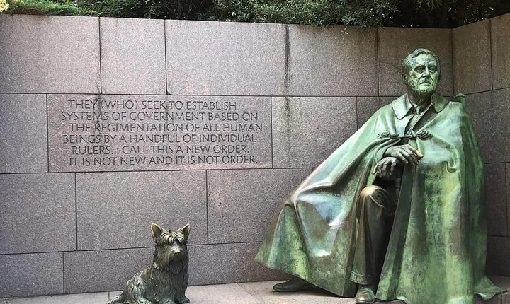 VIP Best of DC with US Capitol + National Archives Reserved Entry