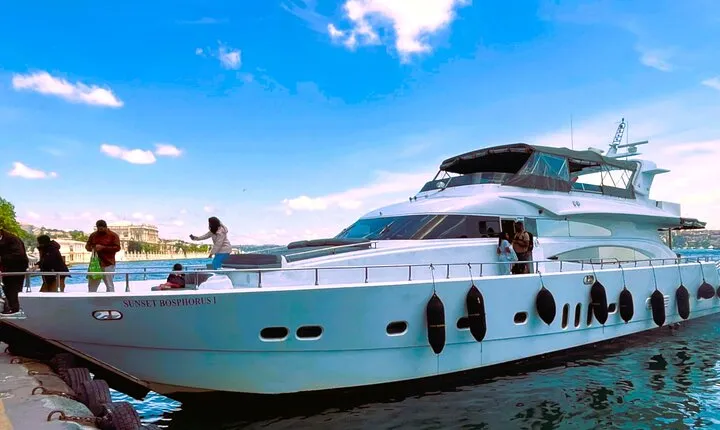 Luxury Bosphorus Yacht Tour – Asian Side Stop & Exploration