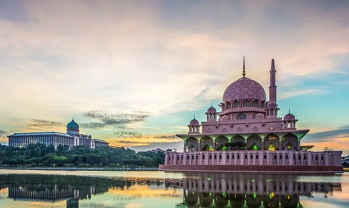 Putrajaya City Tour with Batu Caves and Traditional Boat Ride