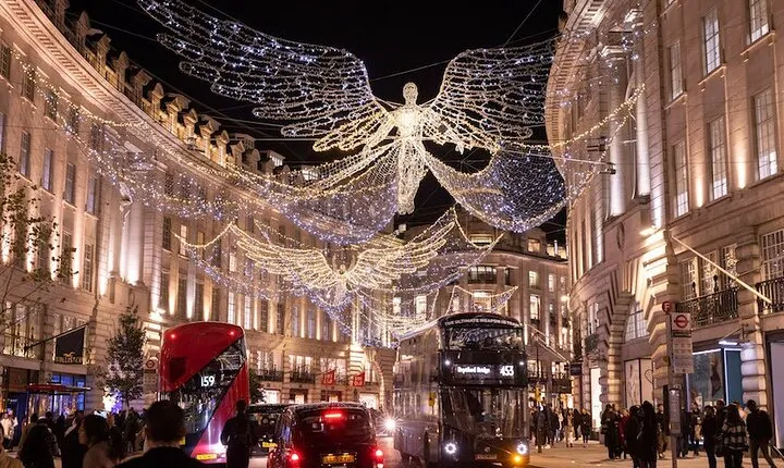 Private Magical Christmas Lights Tour in London in Black Taxi