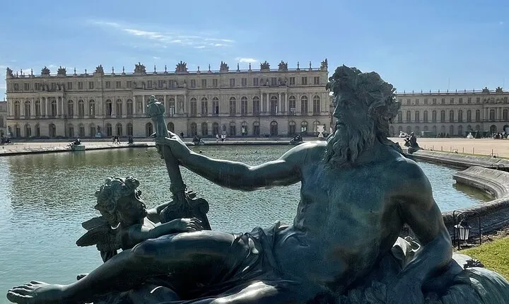 Excursion CHATEAU DE VERSAILLES and GIVERNY in Limousine from Paris