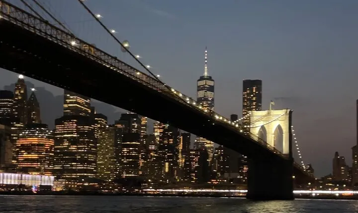 Evening Experience with Views and Drinks from Manhattan to Brooklyn