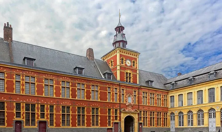 Lille: City Walk with Audio Guide in 7 Languages on your Phone