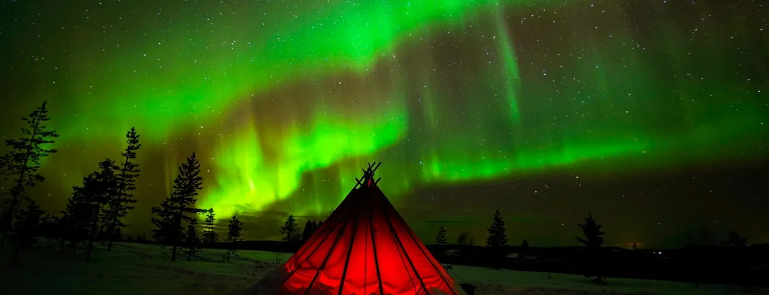 Northern lights wilderness tour with professional camera