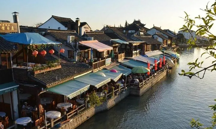 Shanghai Private Tour: Zhujiajiao Sightseeing and Huangpu River Night Cruise