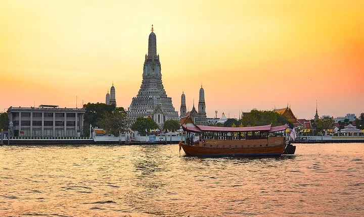 Bangkok Manohra Cruise Sunset Dining on Chao Phraya River