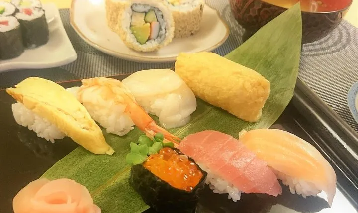 3-Hour Small-Group Sushi Making Class in Tokyo