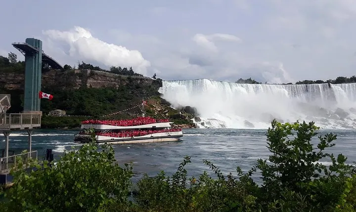Private Niagara Wine, Falls + Historic Sightseeing from Toronto 