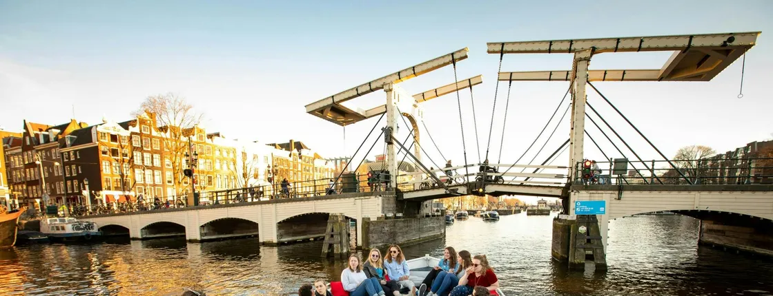 Amsterdam walking tour with canal cruise
