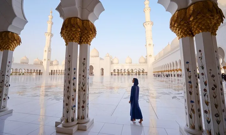 Dubai to Abu Dhabi Day Trip: Grand Mosque, Palace & Etihad Towers